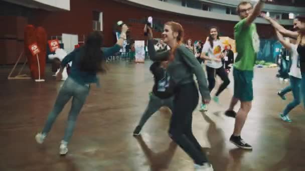 Αγία Πετρούπολη, Ρωσία - 20 Μαΐου 2017: Νεαρά άτομα και παιδιά χοροί με χειριστήρια κίνησης στο ψυχαγωγία Κυκλοθερμικοί — Αρχείο Βίντεο