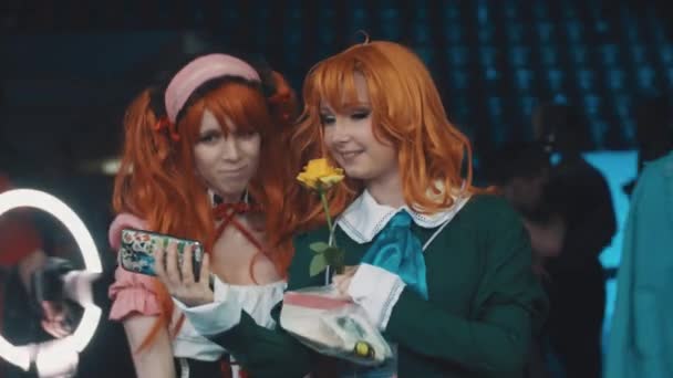 Saint Petersburg, Rusya - 20 Mayıs 2017: İki sevimli kız selfie alarak Kızıl peruk ve anime karakter kostümleri — Stok video
