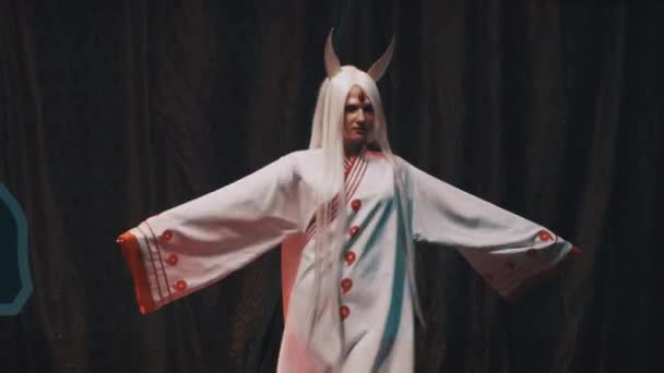 Saint Petersburg, Rusya - 20 Mayıs 2017: anime oni karakter kostüm Festivali'nde Sahne Alanı'nda gösterilen Cosplayer kız — Stok video