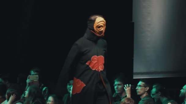 SAN PETERSBURG, RUSIA - 20 DE MAYO DE 2017: Cosplayer hombre mostrando el traje de personaje de naruto anime en el escenario en el festival — Vídeo de stock