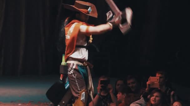 SAN PETERSBURG, RUSIA - 20 DE MAYO DE 2017: Cosplayer hombre mostrando disfraz de personaje de vaquero en el escenario en el festival — Vídeo de stock
