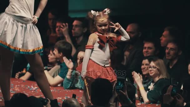 Saint Petersburg, Federacja Rosyjska - 20 maja 2017: Cosplayers dziewczyny pokazujące sailor moon stroje postaci na scenie festiwalu — Wideo stockowe