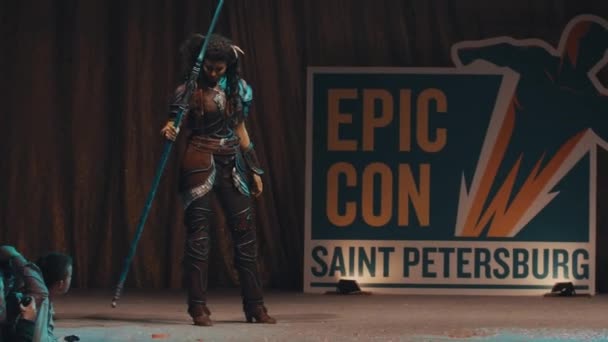 SAINT PETERSBURG, RUSSIA - MUNGKIN 20, 2017: Cosplayer menunjukkan kostum karakter warcraft di atas panggung di festival — Stok Video