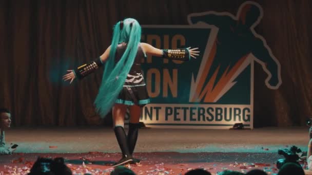 SAN PETERSBURG, RUSIA - 20 DE MAYO DE 2017: Cosplayers mostrando trajes de personajes vocaloides en el escenario del festival — Vídeo de stock