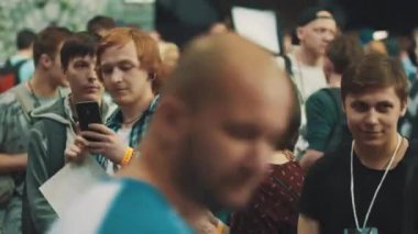 Saint Petersburg, Rusya - 20 Mayıs 2017: İnsanlar kalabalık konveksiyon, akıllı telefonlar üzerinde filme rozetleri ile