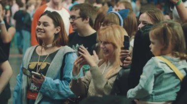 Saint Petersburg, Rusya - 20 Mayıs 2017: İnsanlar kalabalık Festivali'nde akıllı telefonlar üzerinde filme rozetleri ile