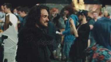 Saint Petersburg, Rusya - 20 Mayıs 2017: fanlar ve poz tahtlar Haritayı müzakerelerin oyundan jon kar gibi giyinmiş adam