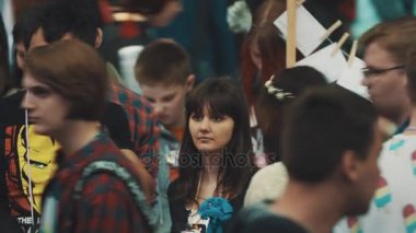 Saint Petersburg, Rusya Federasyonu - 20 Mayıs 2017: Genç kalabalık hareketi cosplay Festivali kapalı insanlar.