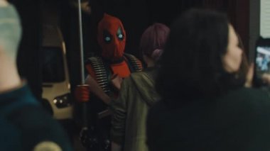 Saint Petersburg, Rusya Federasyonu - 20 Mayıs 2017: Adam deadpool kılık kız için kalabalık cosplay Festivali'nde konuşuyor.
