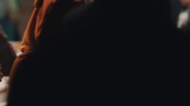 Saint Petersburg, Rusya - 20 Mayıs 2017: Genç kız mavi saç peruk kalabalık Hall pembe bir hayvan hoody manifatura