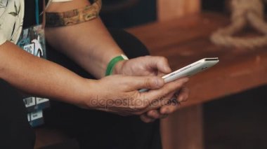 Saint Petersburg, Rusya Federasyonu - 20 Mayıs 2017: Kalabalık konveksiyon içinde oturan gözlüklü kadın arıyor orta yaşlı