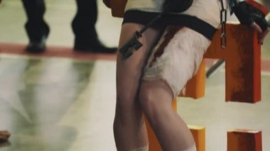 Saint Petersburg, Rusya - 20 Mayıs 2017: Kız büyük anahtar üstünde oturan suçlu dişli Aba karakter kostüm