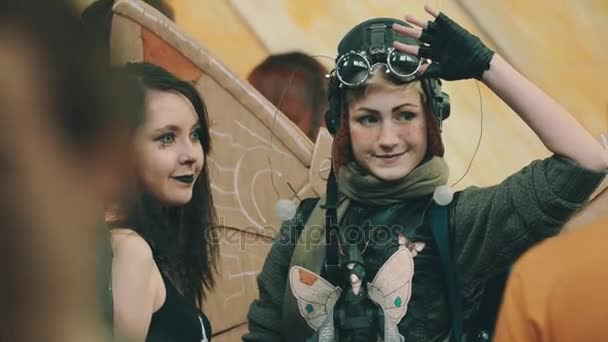 Saint Petersburg, Rusya - 20 Mayıs 2017: İki sevimli genç kız poz Fotoğraf Festivali için karakter kostümleri — Stok video