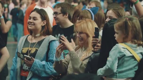 SAINT PETERSBURG, RUSSIE - 20 MAI 2017 : Des gens avec des badges filmant sur des téléphones intelligents dans la foule au festival — Video