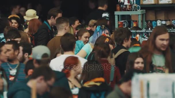 SAINT PETERSBURG, RÚSSIA - 20 de maio de 2017: Movimento de jovens no interior festival de cultura de mídia — Vídeo de Stock