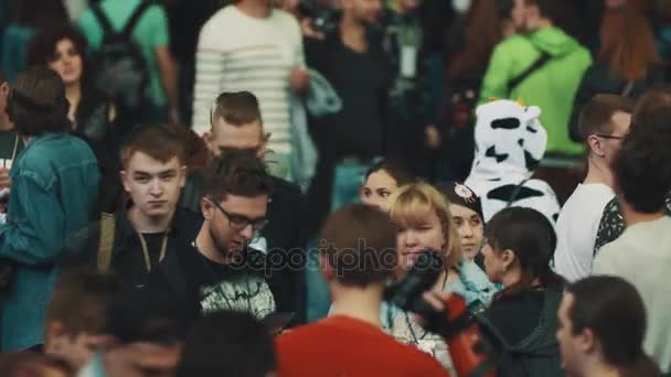 САЙНТ-ПЕТЕРБУРГ, РОССИЯ - 20 МАЯ 2017 года: Молодые люди толпятся на фестивале комиксов в помещении — стоковое видео