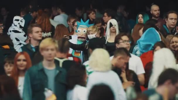 Sankt Petersburg, Ryssland - 20 maj 2017: Ungdomar folkmassan rörelse på inomhus anime och tecknade festival — Stockvideo