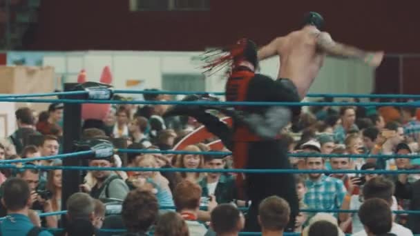 SAN PETERSBURG, RUSIA - 20 DE MAYO DE 2017: Dos luchadores con máscaras luchan en el ring en un festival cubierto lleno de gente — Vídeos de Stock