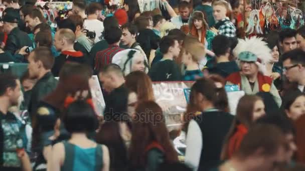 상트페테르부르크, 러시아-5 월 20 일, 2017: 코스 프레 축제 큰 무리가 사람들 이동 의상 — 비디오