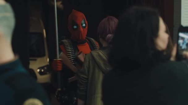 Sint-Petersburg, Rusland - 20 mei 2017: Man in deadpool kostuum praat met meisje op drukke cosplay festival — Stockvideo