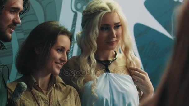 Sankt Petersburg, Ryssland - 20 maj 2017: Game of thrones tecken cosplayers i dräkter poserar med personer — Stockvideo