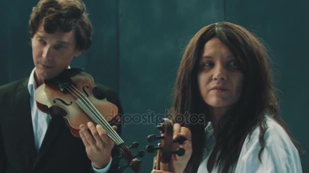 SAINT PETERSBURG, RUSSIE - 20 MAI 2017 : Couple violoniste debout dans une pièce tenant des instruments, parlant — Video