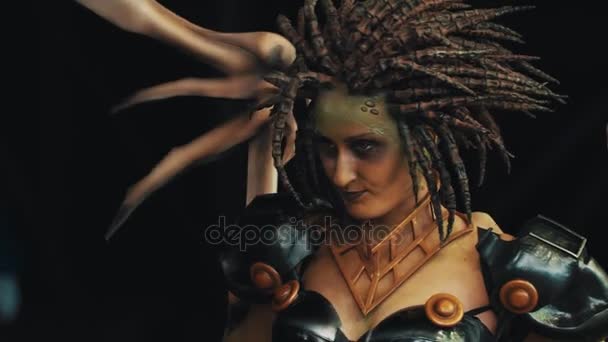 SAN PETERSBURG, RUSIA - 20 DE MAYO DE 2017: Chica vestida de Sarah Kerrigan de starcraft posando en el festival de cosplay — Vídeos de Stock