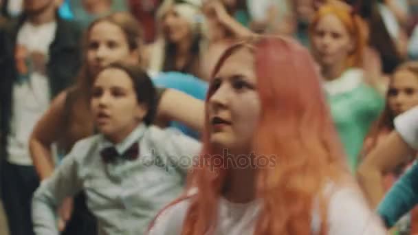Sankt Petersburg, Ryssland - 20 maj 2017: Ungdomar dansar identiskt på inomhus mediehändelse kultur — Stockvideo