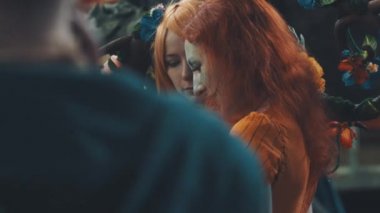 Saint Petersburg, Rusya - 20 Mayıs 2017: Genç kız ve adam Festivali'nde konuşan elfler veya druids kostümleri