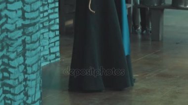 Saint Petersburg, Rusya Federasyonu - 20 Mayıs 2017: kız Ortaçağ cadı çanta cosplay Festivali'nde ip üzerinde salıncak gibi giyinmiş