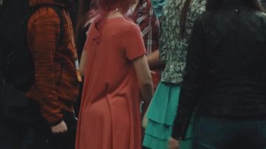 Saint Petersburg, Rusya - 20 Mayıs 2017: Kızlar renkli peruk ve giysi anime cosplay Festivali