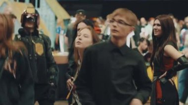 Saint Petersburg, Rusya - 20 Mayıs 2017: Genç adam gözlük ve siyah gömlek kapalı Event'de kızlar grup