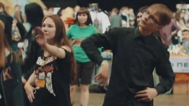 Saint Petersburg, Rusya - 20 Mayıs 2017: Genç adam gözlük ve siyah gömlek dansları grubunda kız kapalı Festivali