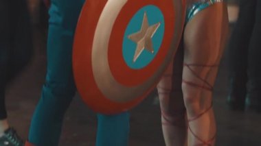 Saint Petersburg, Rusya - 20 Mayıs 2017: Yüzbaşı Amerika kostüm cosplay Festivali'nde güzel kızla konuşurken erkekte