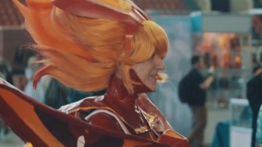 Saint Petersburg, Rusya - 20 Mayıs 2017: anime karakteri cosplay Festivali'nde rahatsız hissediyor gibi giyinmiş genç kız