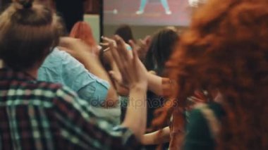 Saint Petersburg, Rusya Federasyonu - 20 Mayıs 2017: Parti büyük genç insanları karakterler ekranda sonra yinelenen dansları