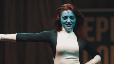 Saint Petersburg, Rusya - 20 Mayıs 2017: Mystique kostüm Festivali'nde sahne üzerinde gösterilen Cosplayer kız