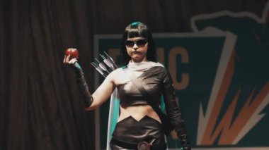 Saint Petersburg, Rusya - 20 Mayıs 2017: Cosplayer kız gösteren archer karakter kostüm festivalinde sahnede