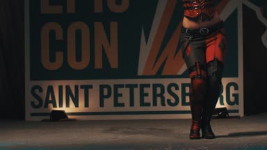 Saint Petersburg, Rusya - 20 Mayıs 2017: Harley Quinn kostüm Festivali'nde sahne üzerinde gösterilen Cosplayer kız