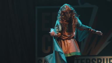 Saint Petersburg, Rusya - 20 Mayıs 2017: Cosplayer adam gösteren bard karakter kostüm Festivali'nde sahne