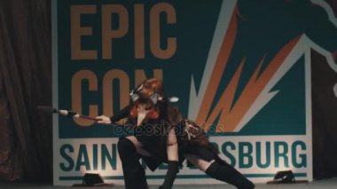 Saint Petersburg, Rusya - 20 Mayıs 2017: kabile avcı kostüm Festivali'nde sahne üzerinde gösterilen Cosplayer kız