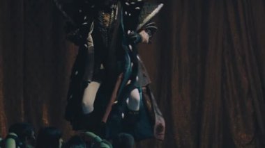 Saint Petersburg, Rusya - 20 Mayıs 2017: Alice Harikalar kostümleri Festivali'nde sahne üzerinde gösterilen cosplayers gurup