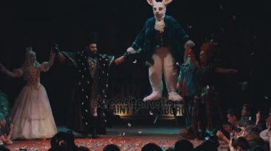 Saint Petersburg, Rusya Federasyonu - 20 Mayıs 2017: Alice Harikalar Diyarında sahnede gösteri kostümleri cosplayers grup gösterir