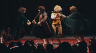 Saint Petersburg, Rusya - 20 Mayıs 2017: Hobbitler kostümleri Festivali'nde Sahne Alanı'nda gösterilen cosplayers gurup