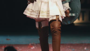 Saint Petersburg, Rusya - 20 Mayıs 2017: Cosplayer kız gösteren anime savaşçı karakter kostüm festivalinde sahnede