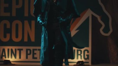 Saint Petersburg, Rusya - 20 Mayıs 2017: içermediği karakter kostüm Festivali'nde sahne üzerinde gösterilen Cosplayer adam