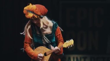 Saint Petersburg, Rusya - 20 Mayıs 2017: Cosplayer kız gösteren witcher karakter kostüm festivalinde sahnede