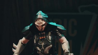 Saint Petersburg, Rusya - 20 Mayıs 2017: Festivali'nde sahne üzerinde gözetleme oyun karakteri kostüm gösterilen Cosplayer adam