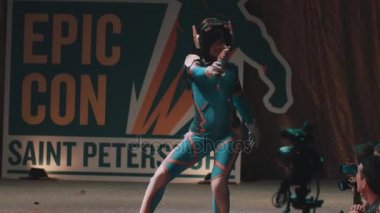 Saint Petersburg, Rusya - 20 Mayıs 2017: overwatch oyun karakter kostümleri Festivali'nde Sahne Alanı'nda gösterilen Cosplayers kızlar