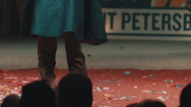 Saint Petersburg, Rusya - 20 Mayıs 2017: festivalinde sahnede bahçe duvarı karakter kostümleri üzerinde gösterilen Cosplayer